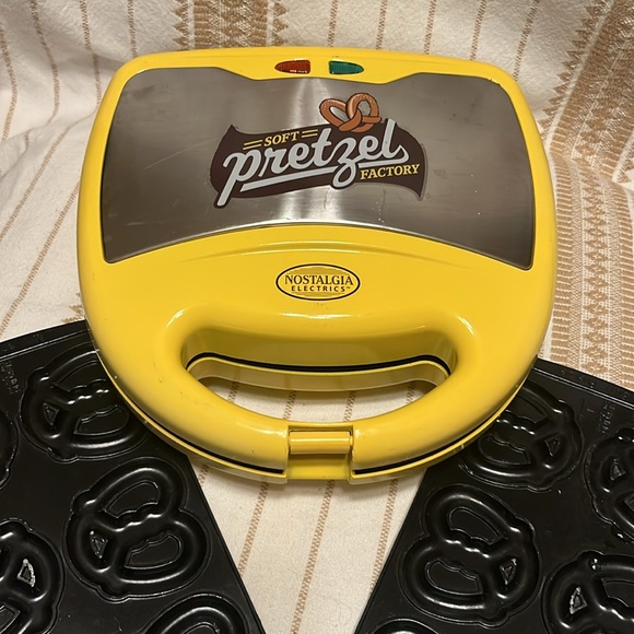 Soft Pretzel Factory Pretzel Maker - Picture 2 of 7